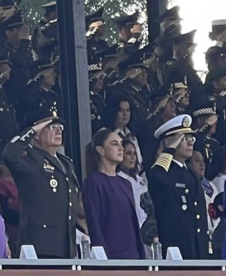 aracelibs's tweet photo. Qué original conmemorar el día de la mujer en un campo militar rodeada de hombres empoderados por el régimen.
Nunca se me hubiera ocurrido ¡caray!… 😐 https://t.co/LGK6bgAzvQ