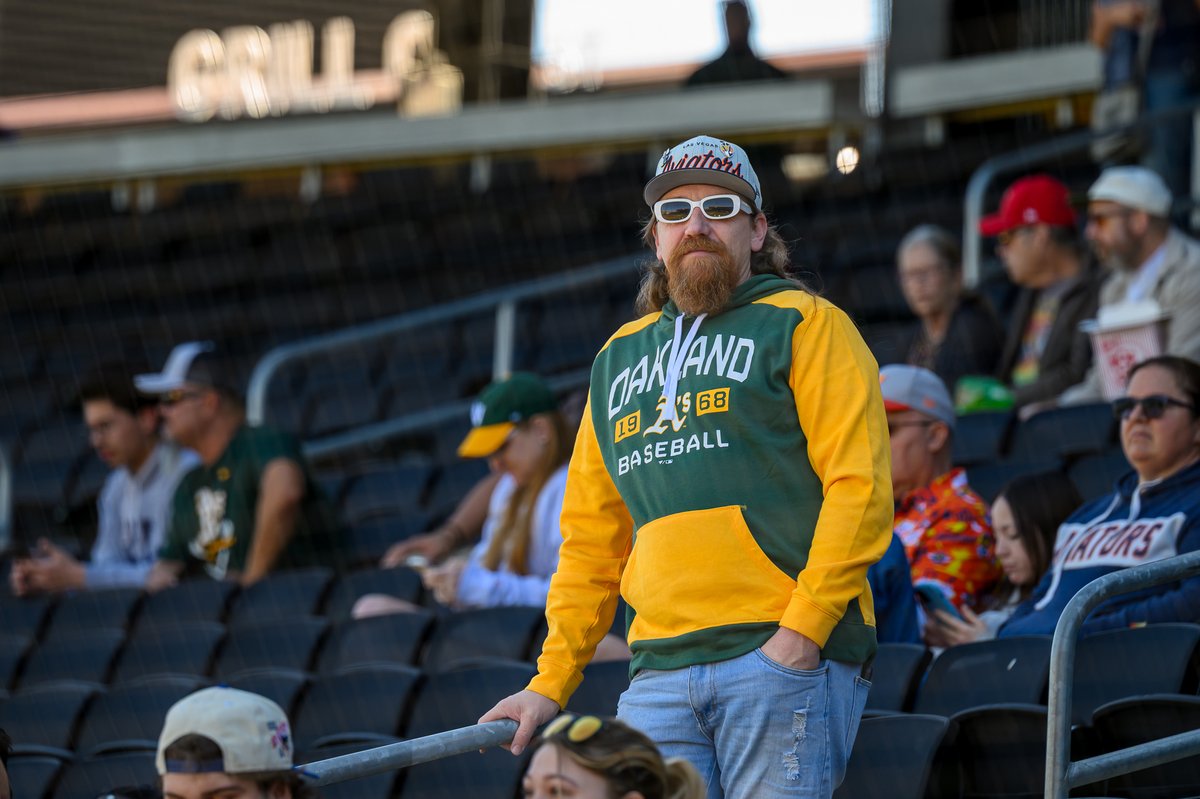 LVSportsBiz's tweet image. Oakland baseball still on fan shirts.
Photos in our story by Hugh Byrne for LVSportsBiz on Big League Weekend: lvsportsbiz.com/2026/03/08/as-…
#Vegas #stadium