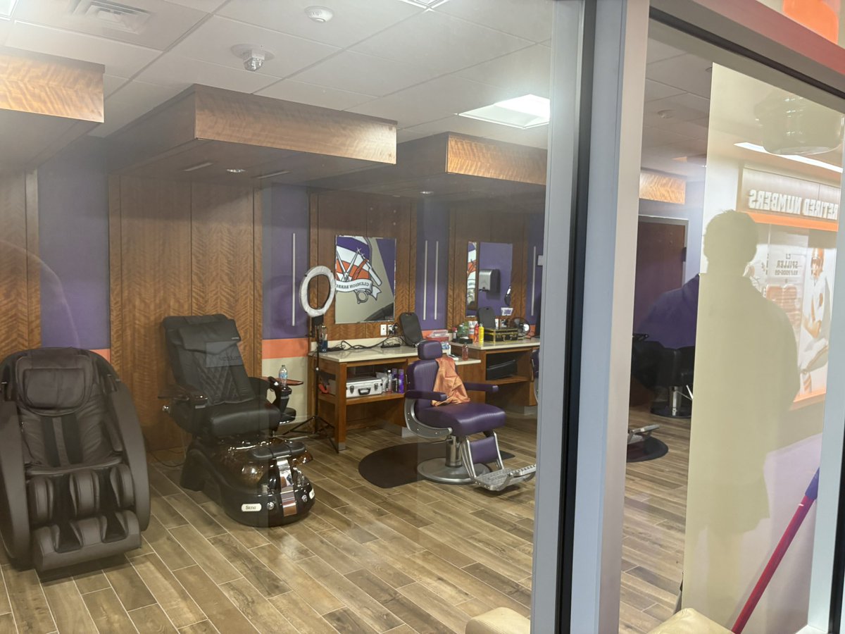 JonHilbert23's tweet photo. @peytonhilbert @ClemsonFB @coachjody29 @R_Allen86 @ClemsonTigerNet @GSM_Clemson @ClemsonInsider @Clemson247 @TrinityHSFB Had a great couple days with Peyton @ClemsonFB great people and culture. Absolutely amazing facilities for the players. 1st class https://t.co/47cQpbQc3w