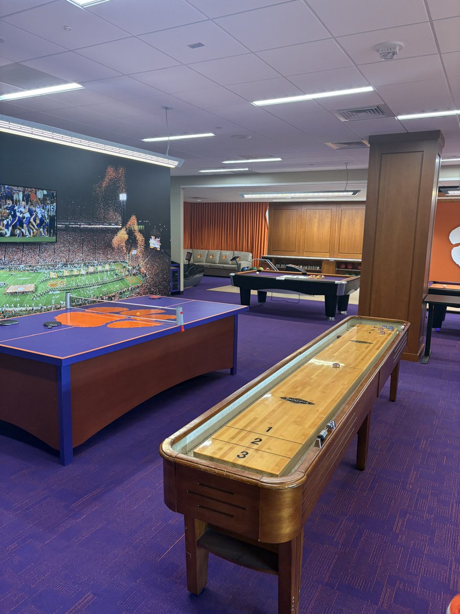 JonHilbert23's tweet photo. @peytonhilbert @ClemsonFB @coachjody29 @R_Allen86 @ClemsonTigerNet @GSM_Clemson @ClemsonInsider @Clemson247 @TrinityHSFB Had a great couple days with Peyton @ClemsonFB great people and culture. Absolutely amazing facilities for the players. 1st class https://t.co/47cQpbQc3w