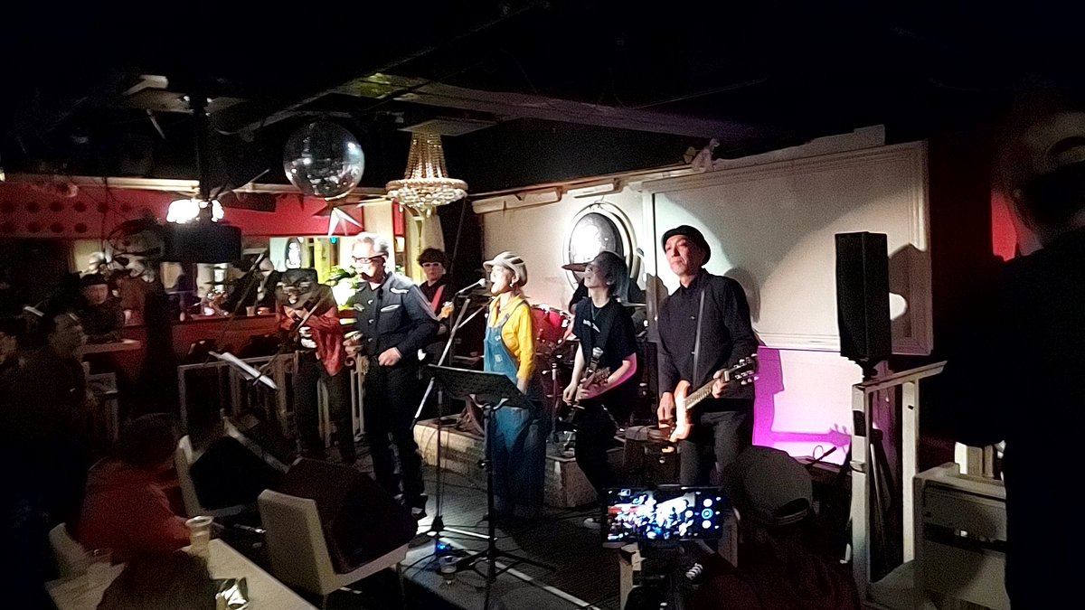 昨夜は、ハッピージャックからフラットファイブへ服部君がブルースなドラム叩くって事でイベント最初から観れたけどめっちゃよかった　どのバンドも身体が揺れた心地よき夜でしたな　
20年近くぶりにいったフラットファイブ　変わらずええお店やったね