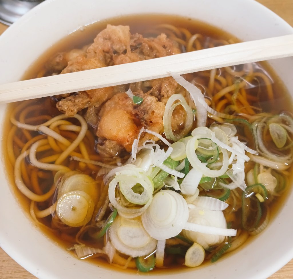 年下の友達と昼メシは、蕎麦。

友達のてんこ盛りの具材を
思わずパシャリっ！。

目の前の自分のお蕎麦を
パシャ！

若さに負けずに今日も頑張ります☆彡