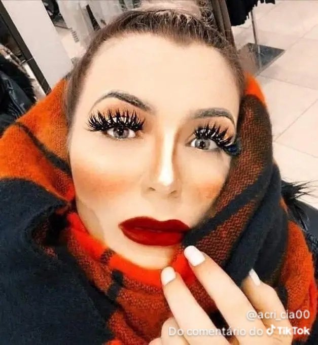 Hoje descobri que o "que gentileza filhas" é da lady dimetrescu do re village