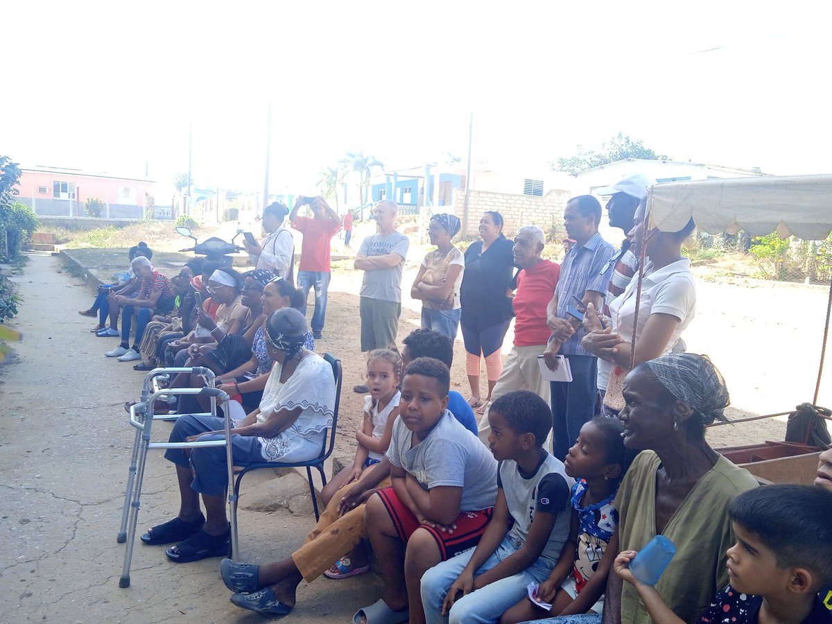YaraLorenz43149's tweet photo. Las #MujeresEnRevolución del Bloque Mariana Granjales en #SanLuis festejando el 8 de marzo
#CubanasVencedorasDeImposibles
#fmcsanluis https://t.co/3ngTCsUqX6
