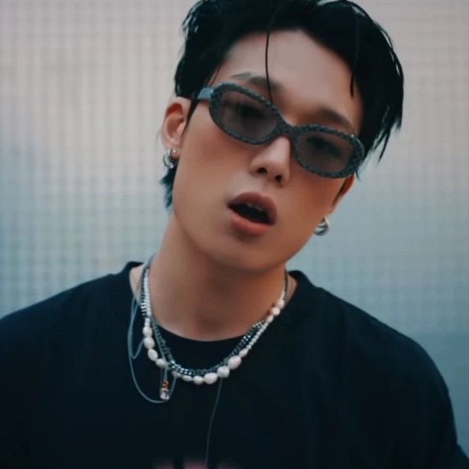 urbeigeu's tweet photo. post a pic of urself and ur ult biases and let ur followers decide who suits u best.

coba pilihkan pria berkacamata yg mna buatku https://t.co/Ryxhj3B12V