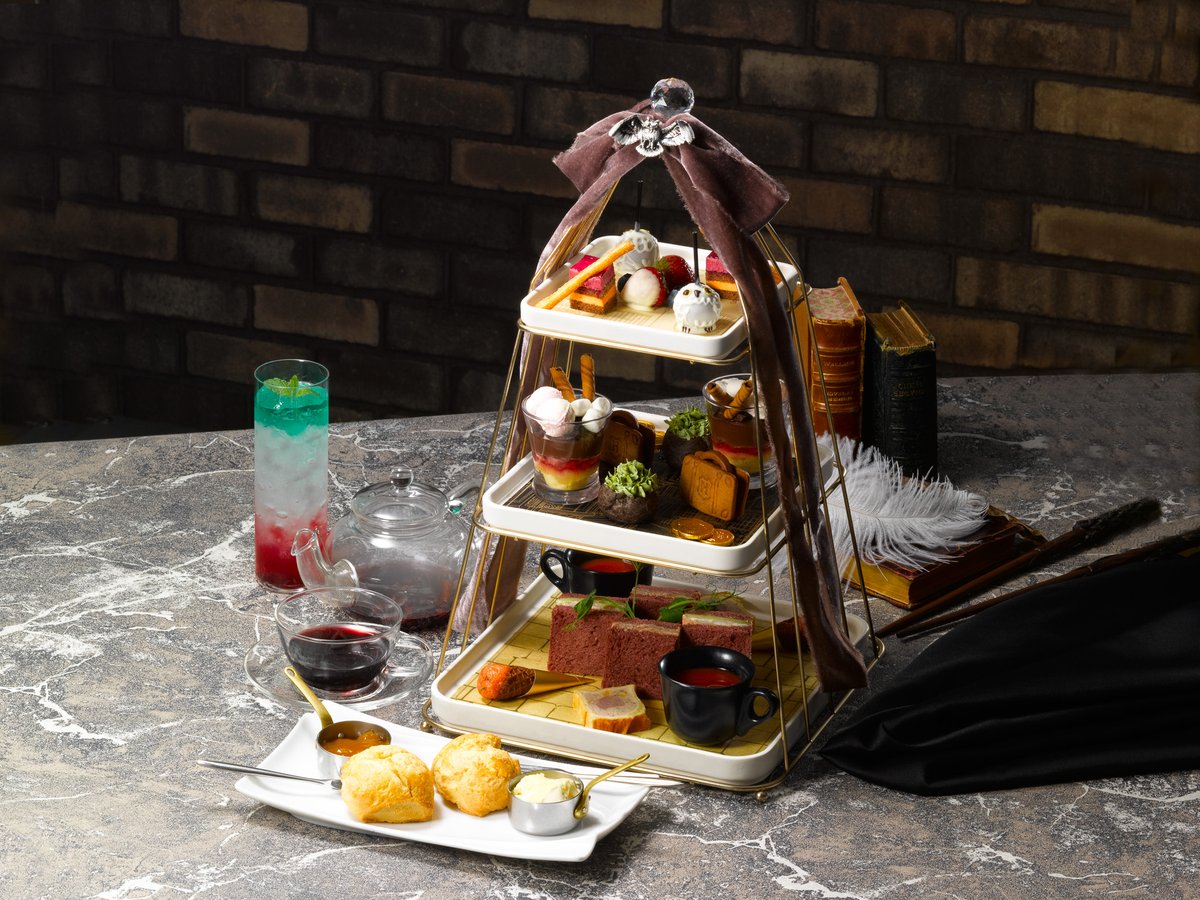 『ハリー・ポッターと賢者の石』テーマの
新メニューが3/18より登場🦉！

💌入学許可証のクレープ
🎩組分け帽子チョコタルト
🥤「ぜーんぶちょうだい」ミルクシェイク
🫖ダイアゴン横丁の買い物リスト アフヌン など、
特別企画「#ホグワーツからの招待状」に合わせて発売✨