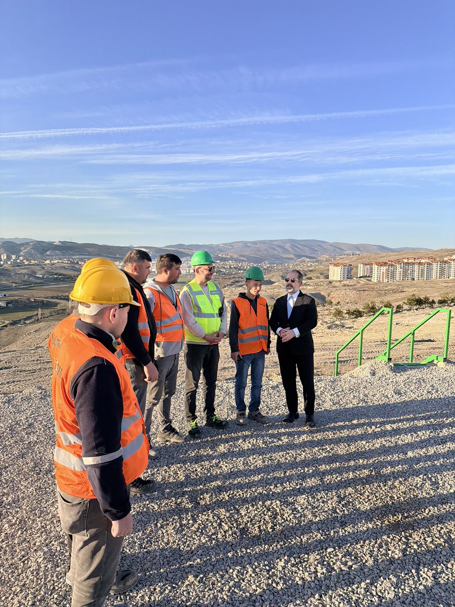 selmanozgun's tweet photo. Altın ve yatırım piyasalarının yakından takip edilen isimlerinden İslam Memiş’i, Helmann Altıntepe şantiyemizde ağırladık.

Altın nasıl güvenli bir yatırım aracıysa, doğru lokasyonda doğru proje de aynı değeri üretir.

Helmann Altıntepe’nin yatırım potansiyeline ilişkin yaptığı değerlendirmeler bizim için kıymetli.

Nazik ziyaretleri ve destekleri için kendisine teşekkür ediyorum.@islammemiss 
#HelmannAltıntepe
#Yatırım
#HelmannHolding
#İslamMemiş
#SelmanÖzgün