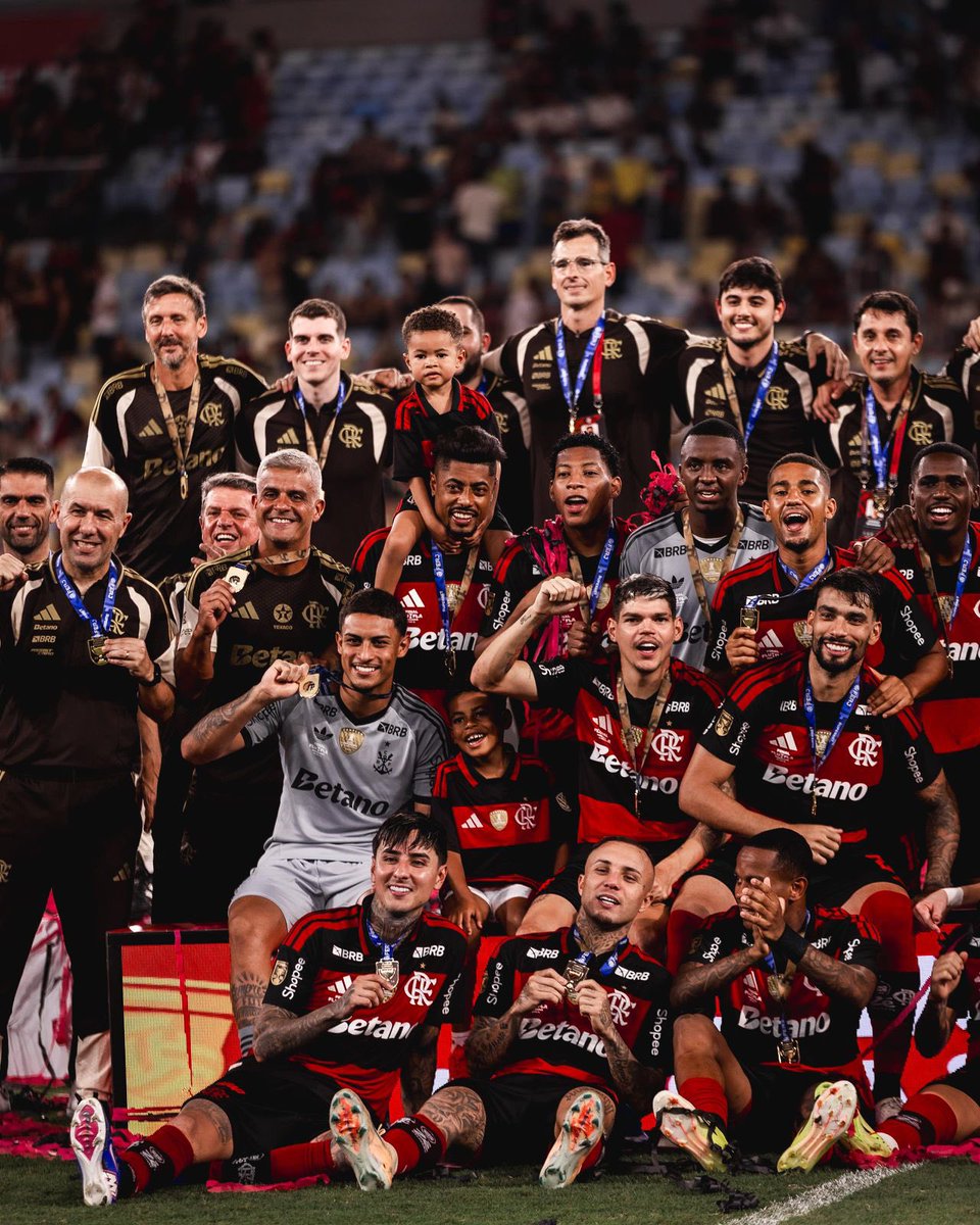 Brunohenrique's tweet photo. Feliz demais com mais um título com essa camisa! Vamos @Flamengo 🏆❤️ https://t.co/1VqnGnYvYI