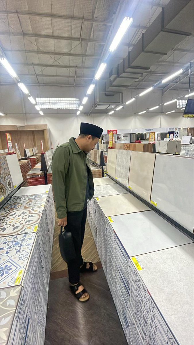 Hmmm masjid mana nih yg blm d keramik