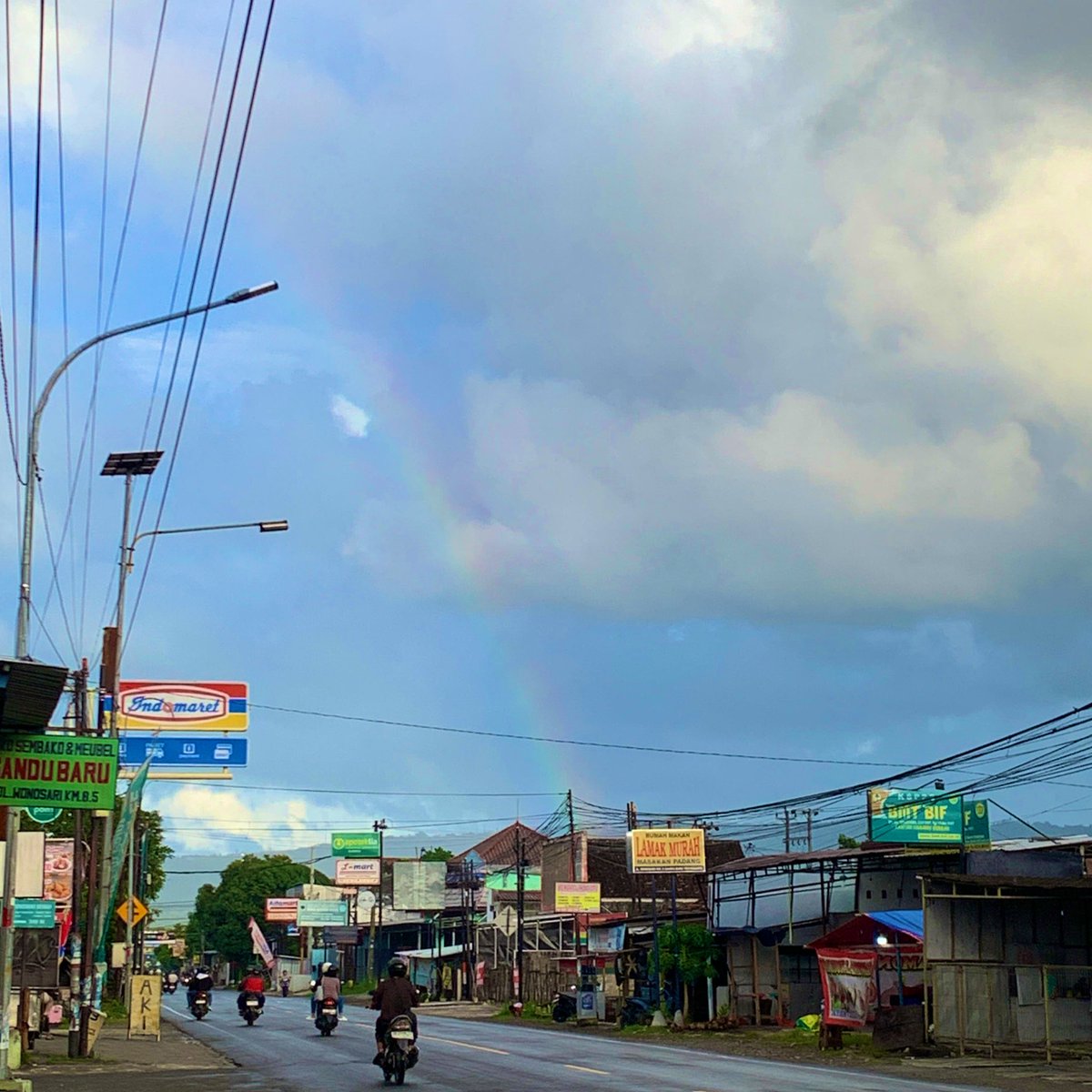 latifaruning's tweet photo. Tifa dalam sepekan.
- neduh, jogja lagi deres-deresnya
- skill ngobenh ternyata kepake
- masa pulang disambut pelangi
- nasi box tapi ayamnya ga ada 🤣 https://t.co/pxag3AkIj1