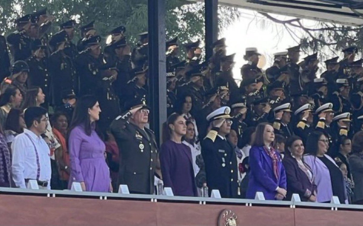 Mezkalcongusano's tweet photo. Sin vayas, sin policías, sin militares, @AlessandraRdlv se subió a una escalera, dio la cara y nunca agredieron. 

La presidente @Claudiashein se rodeo de militares y lejos de su residencia. 

Ardanse pvtos @catrina_nortena @arturoavila_mx https://t.co/QWBS3GLCpi