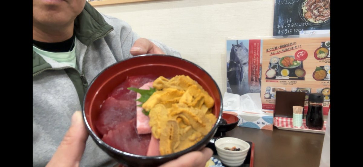 c_qsq's tweet photo. 本州大間に戻りました！
大間で漁師さんがやってる
世界一高値で落札された店でマグロ丼に大トロ乗せて貰って食べました❗️
旨い‼️
けど奄美大島の魚ぜんぜん負けてない！
奄美の魚も凄く旨いぞ！ https://t.co/QMTeo95NtA
