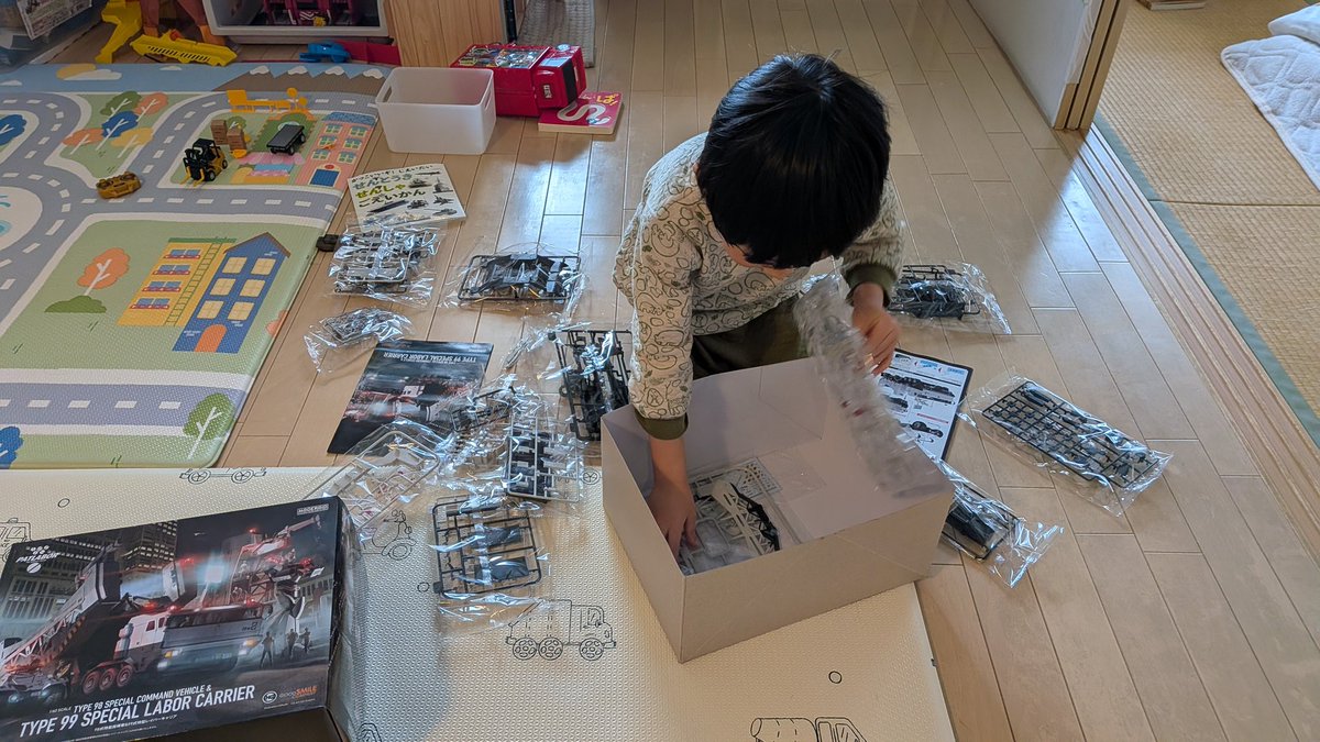arcalcm's tweet photo. ４歳の長男から「おとうさん、パトレイバーを運ぶトラックを買ってね。」というリクエストに、積みプラの一角から、レイバーキャリアのプラモデルを引っ張り出したところ、大興奮。
夜なべしてパチ組しました。 https://t.co/6FqMldW99g