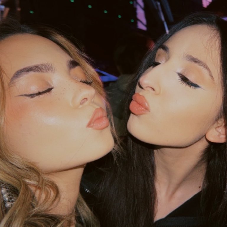 MelJadah's tweet photo. Mais putaiiin, pourquoi j’ai dormi à 22h, le choc au réveil, j’ai tout loupé 💀🥹 elles sont trop trop trop mignonnes, trop belles 😍💕💋🫦 MELISSAMBRE FOREVER AND EVER, LOVE YOU GIRLS 💕 #Melissambre #StarAcademy #StarAcademyTour https://t.co/en12liw1F7