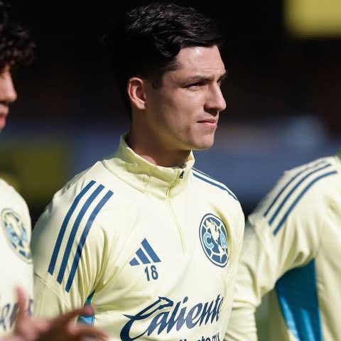 🦅 🦅🦅

¿KEVÍN ÁLVAREZ O AARÓN MEJÍA? LA COMPARATIVA CON SUS NÚMEROS 📊

Revisando la data (por 90 mins) de la temporada Clausura 2026:

🚄 Kevin Álvarez (7.11 Rating - 630 mins)
Dueño de la banda. No solo defiende (62% duelos ganados y 2.29 recuperaciones), sino que construye.