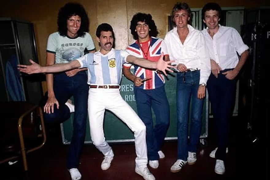 Queen_Frases's tweet photo. Se cumplen 45 años del mayor choque de colosos de todos los tiempos: #Queen y Diego #Maradona. El 8 de marzo de 1981 la banda se despedía de Argentina a lo grande.

https://t.co/EyNrERaZg8 https://t.co/y9nuYIRLDO
