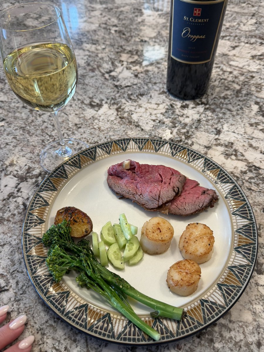 SmileyYYC's tweet photo. A bottle of red
A bottle of white
Dinner is served.
#kissthecook 🧑🍳 😘
#TeamMediumRare
#BuyLocal #Boyds #BonTonMeats https://t.co/UH8zCYUqnx