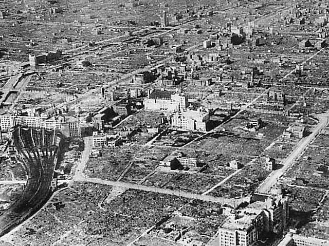HistoryMattersX's tweet image. 🇺🇸 🇯🇵 #OperationMeetinghouse During the night of Friday #9March to Saturday #10March 1945, the US Air Force bombed #Tokyo.

Between 90.000 and 100.000 deaths, more than the two atomic bombs dropped on 6 and 9 August 1945.

Single most destructive firebombing in human history.