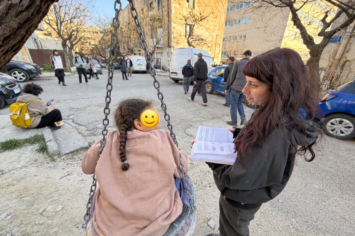 chris_avramidis's tweet photo. ❤️Σήμερα γνώρισα ένα σύμπαν που αγνοούσα ότι υπάρχει.
🧩Ένα σύμπαν από αυτά που σου δίνουν ελπίδα ότι ο κόσμος μπορεί να αλλάζει.
✏️Είναι το πολύχρωμο σύμπαν των Προσφυγικών.
💥Τους πετύχαμε πάνω στο φαγητό. Το είχαν μαγειρέψει οι άντρες και τα παιδιά. Για να φάνε οι γυναίκες όταν γυρίσουν από την πορεία.
✅Μετά πήγαμε στον ειδικό χώρο που έχουν φτιάξει οι κάτοικοι με τα χέρια τους για να κοιμούνται οι συγγενείς και οι καρκινοπαθείς του Αγίου Σάββα.
🔺Οι κάτοικοι των Προσφυγικών όταν γύριζαν σπίτι και περνούσαν έξω από το αντικαρκινικό νοσοκομείο που βρίσκεται δίπλα, έβλεπαν διάφορους ανθρώπους να κοιμούνται στα αμάξια. Για να ξυπνήσουν το πρωί να φροντίσουν τους καρκινοπαθείς συγγενείς τους.
⚠️Γιατί τα Airbnb εκμεταλλευόμενα τον πόνο τους, χρεώνουν χρυσάφι.
❓Πόσα κερδίζει η κοινότητα από αυτήν την φιλοξενία;
0 (ολογράφως μηδέν)
💣Η μόνη χρηματική συναλλαγή που είχε η κοινότητα σε αυτό το εγχείρημα είναι τα λεφτά που έδωσε για να αγοράσει τα κρεβάτια που κοιμούνται οι καρκινοπαθείς και οι συγγενείς τους.
⛈️Από τη μία οι λαδέμπορες που εκμεταλλεύονται τον καρκίνο για να πλουτίσουν και από την άλλη μια κοινότητα που προσφέρει αφιλοκερδώς.
Δύο κόσμοι. 
🧶Αυτή είναι μοναχά μια από τις «δομές» που έχουν δημιουργήσει.
📚Μια άλλη είναι η δομή για τα παιδιά. Εκεί βρήκαμε ένα κοριτσάκι να κάνει κούνια, ενώ ταυτόχρονα την διαβάζει για το σχολείο μια κοπέλα που συμμετέχει στην κοινότητα.
🎦Μια άλλη δομή είναι η κουζίνα που φτιάχνει 100 μερίδες τη μέρα και τις μοιράζει σε ανθρώπους που το έχουν ανάγκη.
Έχουν φτιάξει δομή ακόμα και για να φροντίζουν τις γάτες και τα άλλα ζωάκια.
🌚Αυτές είναι 4 από τις 22 δομές που έχουν δημιουργήσει τα τελευταία 16 χρόνια.
Από όταν αποφάσισαν να οργανωθούν και να διώξουν τις ναρκομαφίες.
📌Ναι, στο κέντρο της Αθήνας 10 μέτρα από τη Γενική Αστυνομική Διεύθυνση είχε ναρκομαφίες. Οι αστυνομικοί δεν έδιωχναν τη μαφία δίπλα από την πόρτα τους και την έδιωξαν οι καταληψίες. 
🌓Στη συνέχεια περάσαμε κάτω από τα σημάδια των Βρετανικών οβίδων που στόχευαν τους Ελασίτες το 1944, και συναντήσαμε τον απεργό πείνας Αριστοτέλη Χατζή. Θα κάνει απεργία πείνας μέχρι θανάτου για να εμποδίσει το κράτος να διαλύσει αυτόν τον υπέροχο κόσμο στον οποίο ζει τα τελευταία 5 χρόνια.
🖌️Στον κόσμο που αν χαλάσει κάτι στο σπίτι σου, θα έρθει κάποιος από την κοινότητα να σου το φτιάξει αμέσως και απαγορεύεται να σου πάρει έστω και ένα ευρώ. 
💥Περισσότερα θα σας δείξουμε σε λίγες μέρες.
🙏Μέχρι τότε, μπορείτε να επισκεφτείτε τον απεργό να του πείτε μια κουβέντα συμπαράστασης. Και να τα πούμε από κοντά στη μεγάλη διαδήλωση του Σαββάτου.
 «Ο κόσμος μόνο όταν τον μοιράζεσαι υπάρχει» έγραψε ο Τάσος Λειβαδίτης.
Και αυτές οι περίεργες τύπισσες & τύποι κάνουν ακριβώς αυτό. Αντί να ξοδεύουν τη ζωή τους αναζητώντας το χρήμα, ζουν για να βοηθάνε ο ένας την άλλη. 
🌍Και ταυτόχρονα το προτείνουν σε όλους μας.
Τόσο απλό κι όμως τόσο σπάνιο.

#antireport #Προσφυγικα