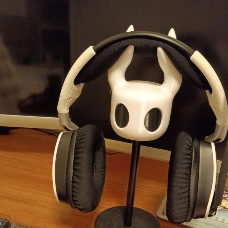 riachueloh's tweet photo. Man  i wish i could post something cool rn as an artist lol you know showing my art and stuff but. This is the only worth photo i take this weeks:
Look my new headset stand B) https://t.co/oI83VSDFam