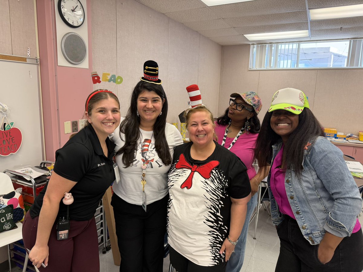 Mrs_Jimenez_BHE's tweet photo. Last week we celebrated Read Across America Week! ❤️💙🐾 @BlvdHeights https://t.co/zYVoviGg0v