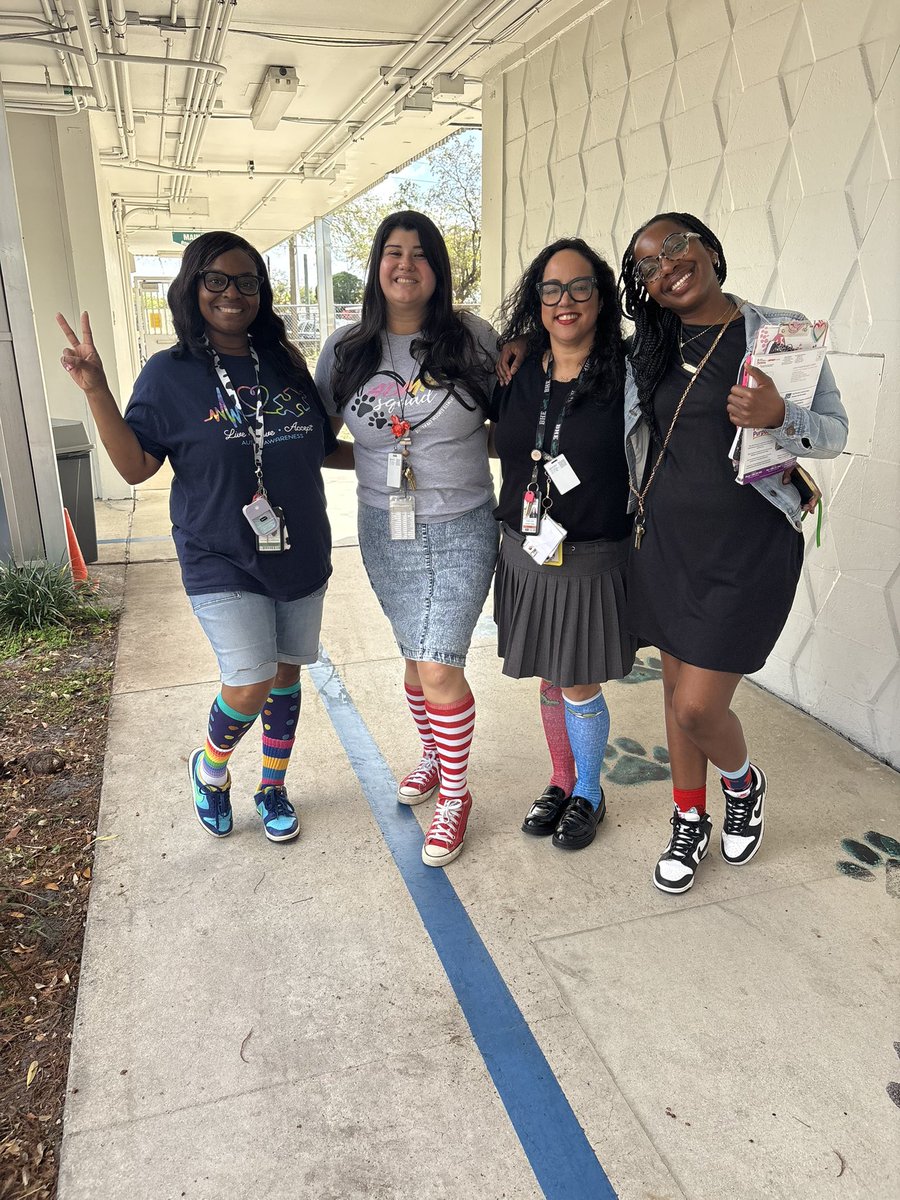 Mrs_Jimenez_BHE's tweet photo. Last week we celebrated Read Across America Week! ❤️💙🐾 @BlvdHeights https://t.co/zYVoviGg0v