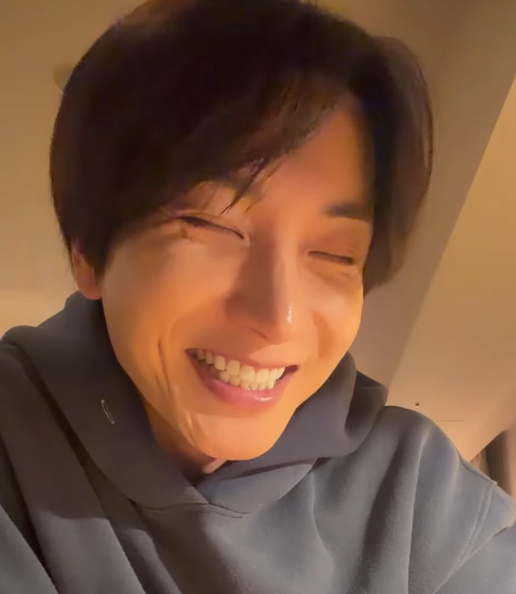 amecomyuki's tweet photo. 20260309イトゥク🐤ラバン #LEETEUK
イトゥクのどんなときも自分を主人公にしちゃうところ、なんでもネタになる！って楽しむところ、ほんと爽快。(無茶はせず……)

🔷スーパーマンの最後のところで、腕を上げたら虫に噛まれたみたいに痛かった。でもみんなで同時に手を下げるところがあるから我慢しました。そのあと火がついていることに気がついて押さえてたら、ヒチョルが「おい、火がついてるぞ｣って。心配しないでください、これぐらいはなんともないです。昔一人旅を撮影していたとき、腕を怪我したときよりは全然大丈夫。
　僕は舞台の上で自分に火がついているのを見て、何かヒーローになった気分でした。ドラゴンボールみたいにエネルギーを撃ってるような。最初は火の粉が落ちてきたのかと思ったけど、公演後聞いてみたらレーザーだったみたいです。レーザーってすごく強い。アイアンマンが胸から出すやつみたいに。レーザーは角度が決まってる。どうして当たっちゃったのかわかりません。レーザーの角度が違ったのか、僕が手を挙げる位置を少し間違えたのか。
　1日目のメントが好評だったから、そういうとき2日目はうまくいかない。しかも今日は生放送だしどうしよう、と凄く悩んでいたんですけど、ありがたいことにレーザーが僕にエピソードをくれました。レーザーありがとうございます。

🔷ベルーナドームのことをいろいろ言ってきたけど、こうしてエピソードをいろいろ話すことができるのは、ベルーナドームだからだと思います。東京ドームでやったら、普通に公演をやって、ラバンでは今日は公演をやりました、こんなもの食べました。ありがとうおやすみ！で終わっていたでしょう。ベルーナがエピソードを作ってくれたんだと思います。ありがたいことですよね。僕はポジティブに生きてるから。
　からかっておいて急に褒めだしてるって？ いや、飴と鞭を使い分けてるんだよ。世界的なWBCをベルーナでやらせるわけにはいかないでしょ？ 譲ってあげてるんだって考えないと。
　道中の電車も混んでて大変だった？ そうでしょ、次は絶対ここにしません。ここを取ってきたって言われたら戦います。危険だもの。

🔷フジテレビで見ました？ 家で暖かく見られていいな、羨ましい。でも、来てくれて寒いところでやりきった僕たちは絆が深まりましたよね？ 僕たちはよく耐えた。 スジュが不平不満を言うのも楽しいって？ みなさん……みなさんはちょっと……変態wwww こういう状況で、僕もみんなもちょっと面白がってる。楽しいでしょ。

🔷なんでSMJAPANの方とゴルフにたくさん行くのかと言うと、日本では日曜の朝のゴルフ番組が人気があるって聞きました。機会があればそれに出たい。その話を一度してみるって言ってくださったので。

🔷20代のときより、今がコンディションがいい。マインドが見た目に直結する。強い精神力が強い身体を作る。

🐤「みなさんは大谷より僕を選んでくれたけど、僕は大谷を……wwww ｣と言ったときのいたずらっ子笑顔きよきよ