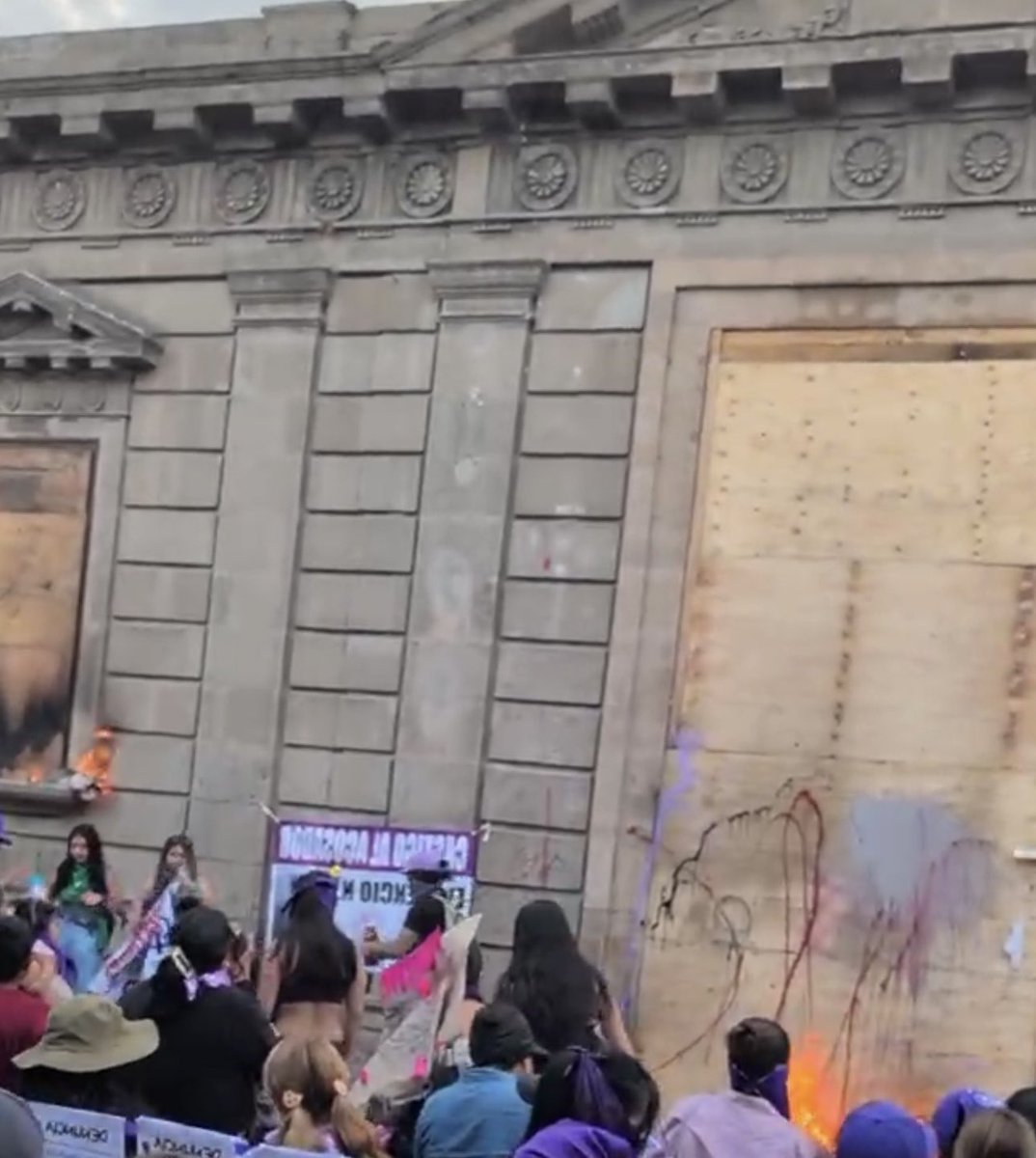 Las feministas ya empezaron con las quemas y pintaderas en la fachada principal de la presidencia municipal de #IRAPUATO por el 8M