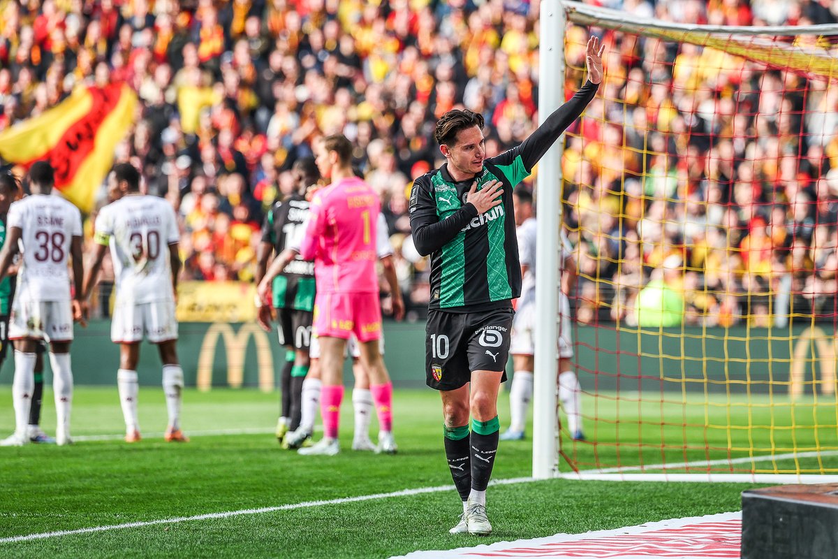 CGTNSportsScene's tweet image. ⚽️#Lens beat #Metz 3–0 (#Abdulhamid, #Thauvin, #Haidara) and are now 1 PT off #PSG with 9 games left.  

💢First win in 3, title charge very much relaunching; Metz haven’t won since Nov and have 2 pts from 13.

Paris stumbling, Lens lurking. This might get fun.

#Ligue1 #MetzLens