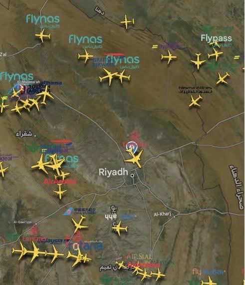 🚨⚡️ عـاجـل:

توقف الحركة الجوية في مطار الملك خالد بالرياض.

وزارة الدفاع السعودية:

- "إحباط محاولتي استهداف بمسيّرتين بعد إسقاطهما شمال مدينة الرياض."

-  "اعتراض وتدمير صاروخ باليستي أُطلق باتجاه قاعدة الأمير سلطان الجوية. "