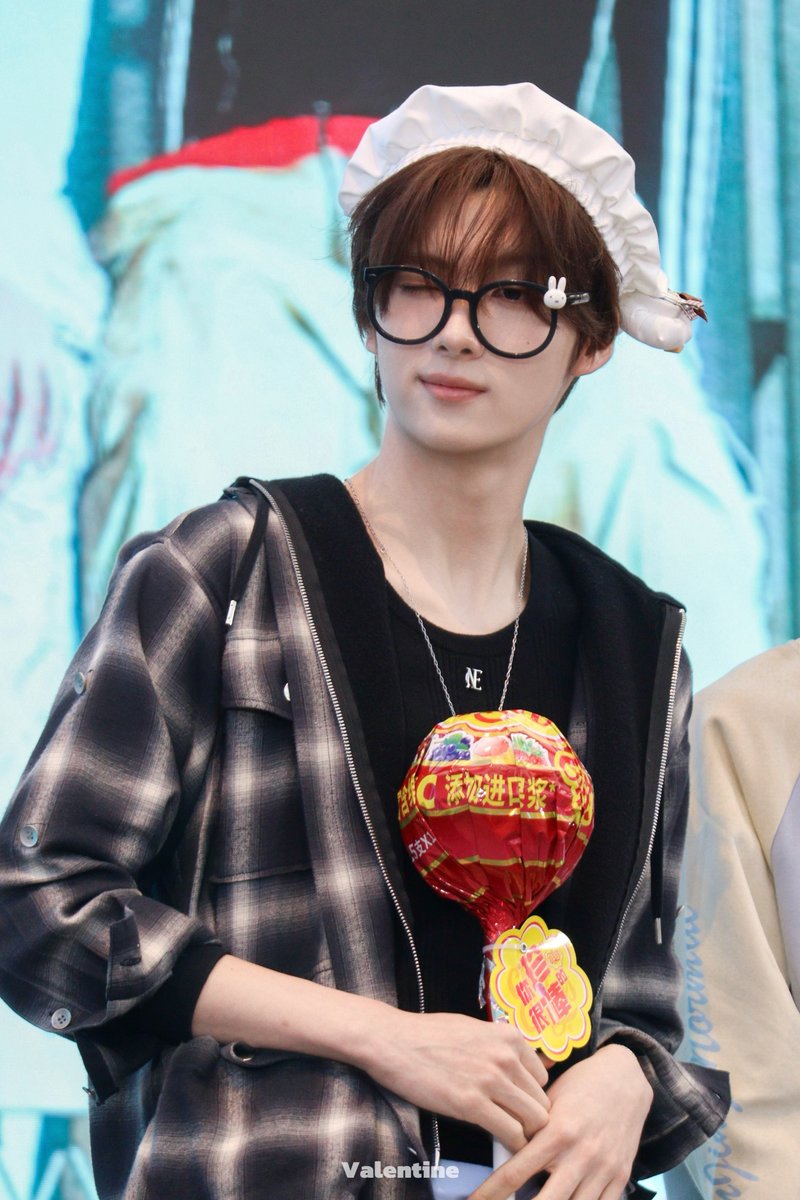 Valentine tweet media