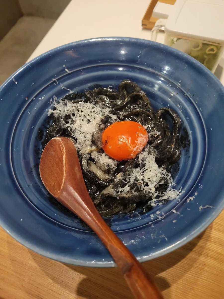 rose22d5's tweet photo. イカ墨うどん https://t.co/ObFfEpLeCA