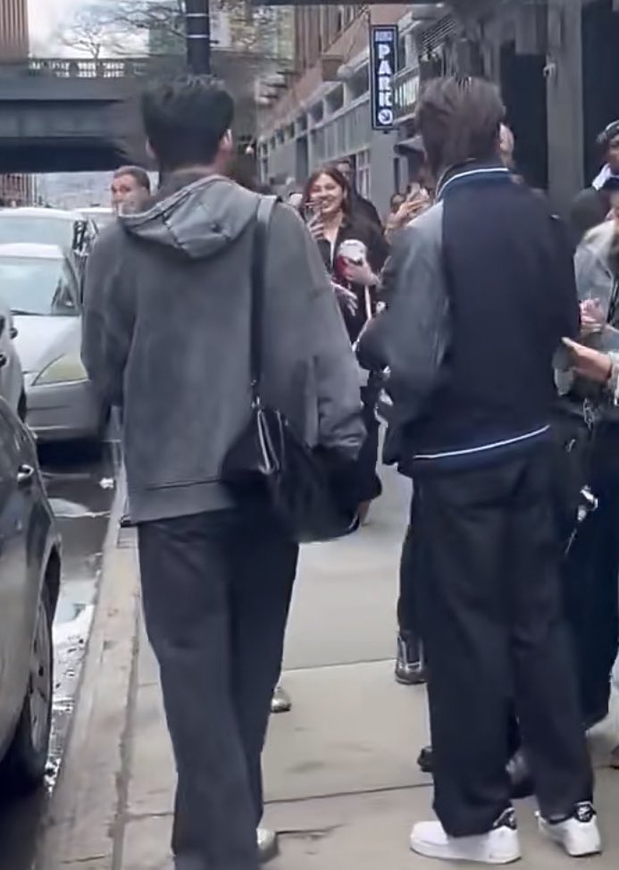 saturdaymay18's tweet photo. yes phuwin carrying his usual loewe black puzzle bag but there’s his husband who is carrying a very similar design black bag too they want to tell everyone they are a couple so bad 🤧 https://t.co/Iaj7ThVIDV