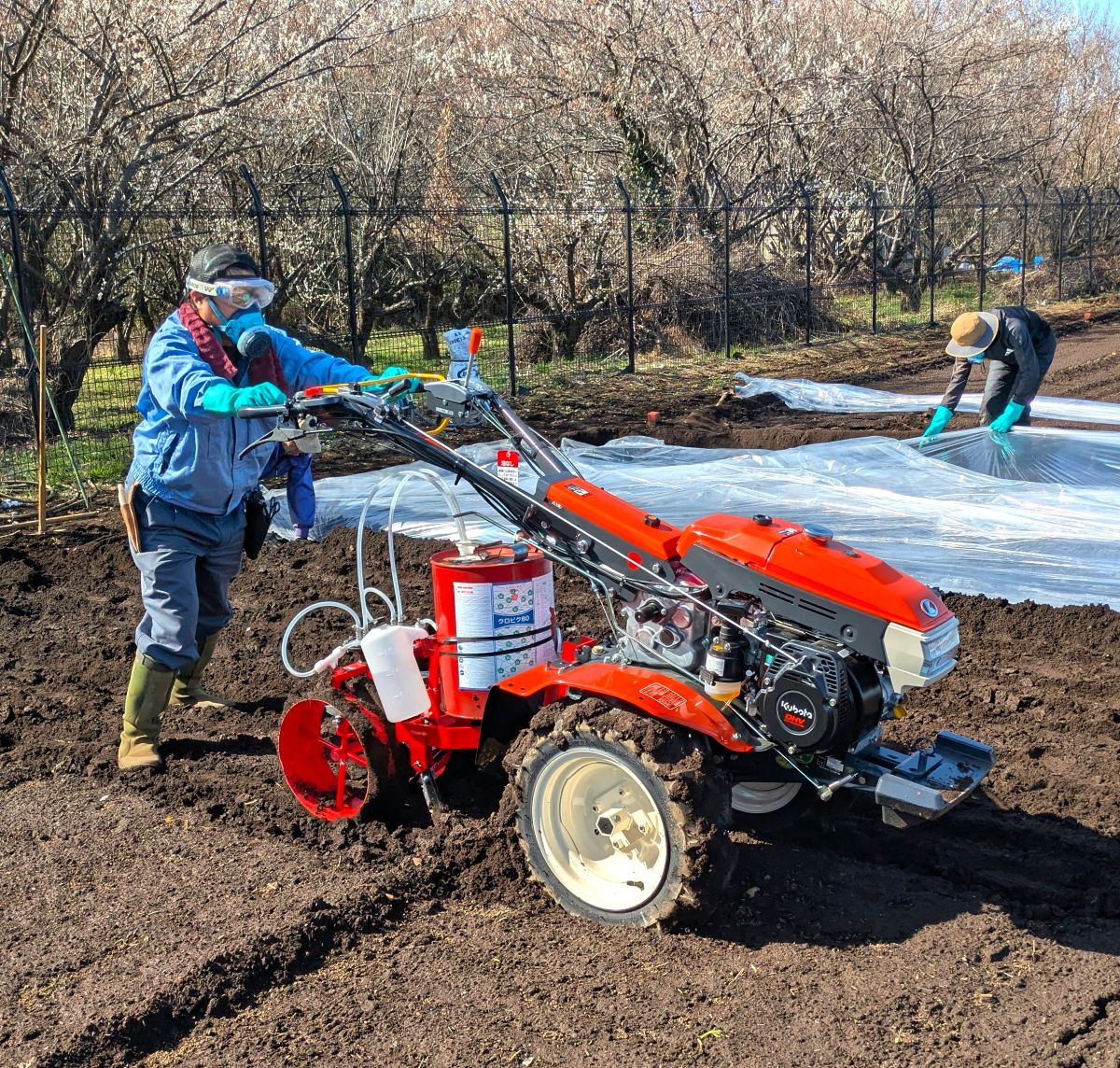 ＼４月からの作付けに向けた土壌消毒！／
来年度の自らの圃場管理に向けて、1年生が作付けの準備を進めています。
今回は新しく導入した機械を使用し、区画全体（3a）の土壌消毒を行いました。
土壌消毒剤は劇物や催涙性を持つものが多いので、安全対策をしっかりと行っていきましょう！
#東京 #農業