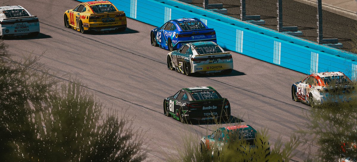 Evoo_TV's tweet photo. Photos dump from last nights race. Me and the boys had a rough one but we all finished the race. My best finish in this league at Phoenix and my best stage finish as well P9 . I don’t know what it is about this place that I just don’t get along with but we fought it finishing 18th after starting 35th.