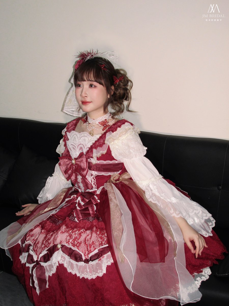 AliceAlinAl's tweet photo. 当然是要穿红的啦~ #女友 #眼镜娘 #美女 #少女 #Lolita系 #lolita #lolitagirl #lo娘 #汉服 #自拍 #可爱 #萌妹 #日系 #三坑 #ap #少萝 #白丝 #婚纱 #婚纱照 #人妻日常 https://t.co/Y4LW2RN5AD