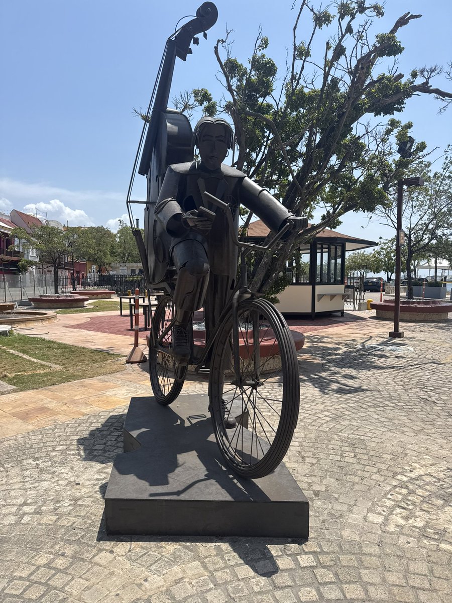 Ciclista-Músico, revisando tiempo en pantalla/Carmona.-