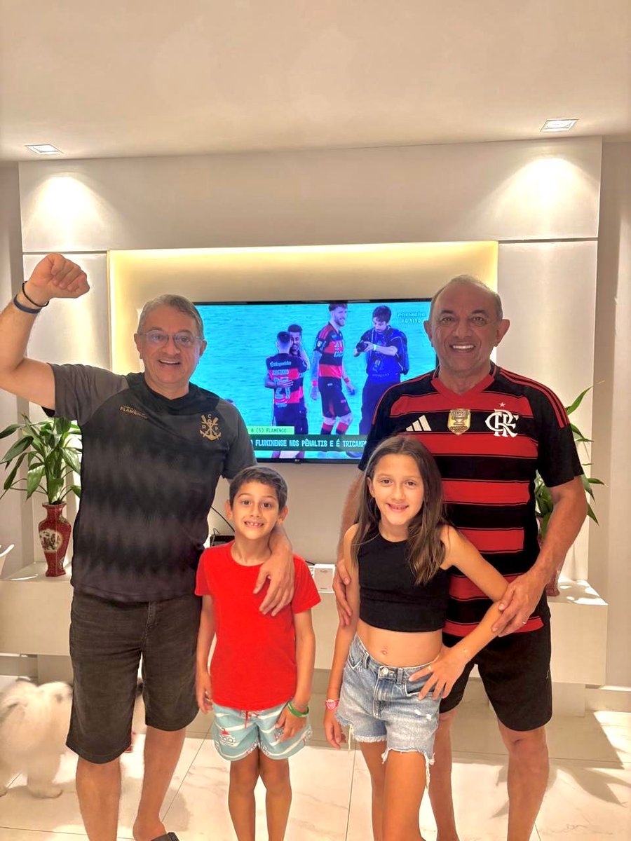 MarcioGuedesM's tweet photo. Comemoramos o título do nosso Flamengo juntos, eu e meu amado irmão Miranda Júnior com meus sobrinhos na minha casa. Tricampeão! https://t.co/qP9ikjQsaA