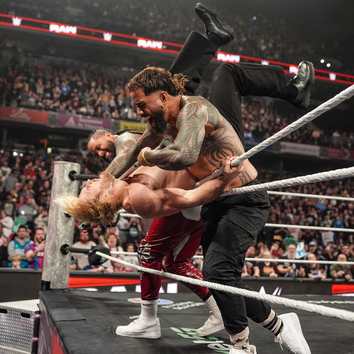 Get the crowd rockin’. Ꮺ NOT ½ @WWEUsos tweet media