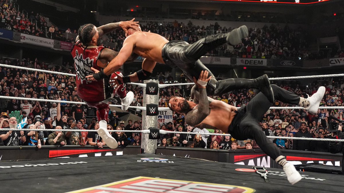 Get the crowd rockin’. Ꮺ NOT ½ @WWEUsos tweet media