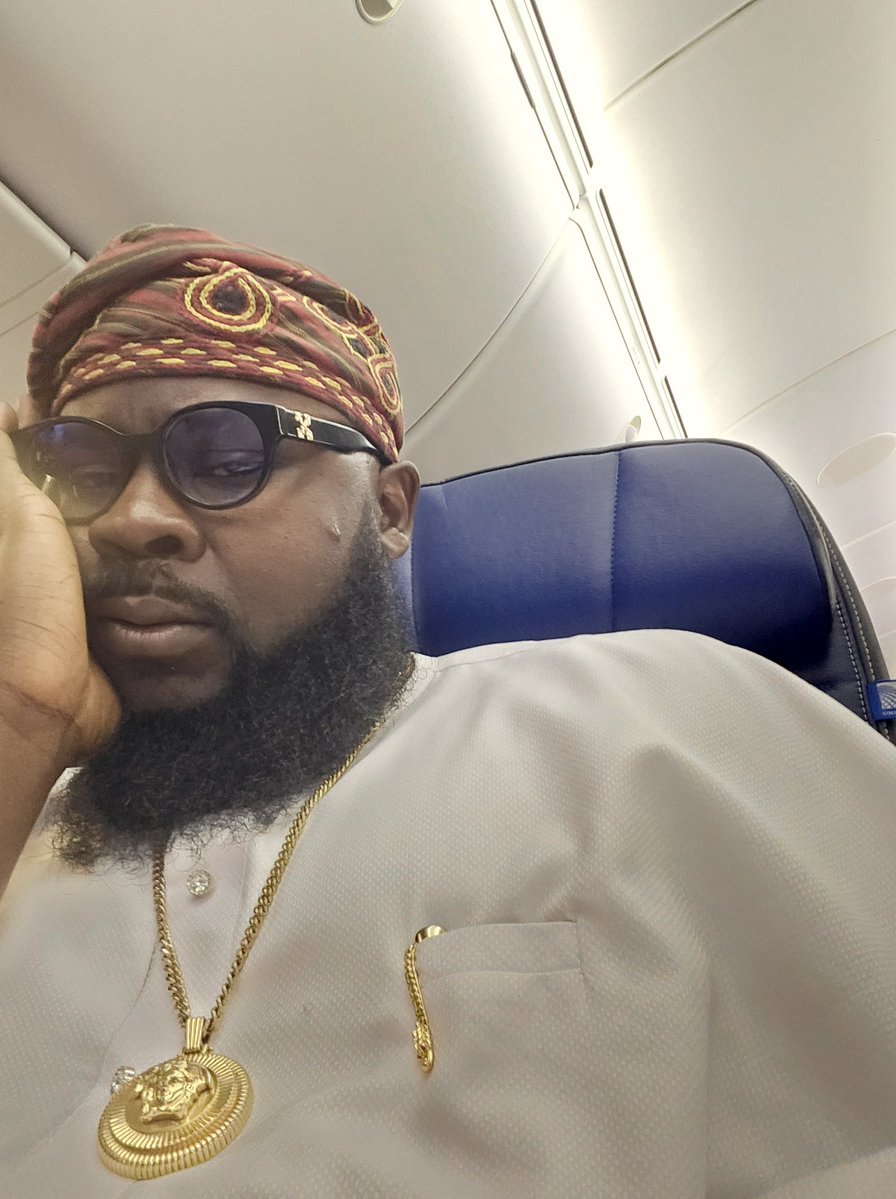 Sitting on this United flight to Washinton DC on the runway for the last 2 hours. Had a small owambe before my flight, na so I run enter plane straight from party.
I should have stayed back and enjoyed my moi moi &amp; jollof rice with cold maltina!
😩😩😩😩😩😩😩😩😩😩😩😩😩😩
