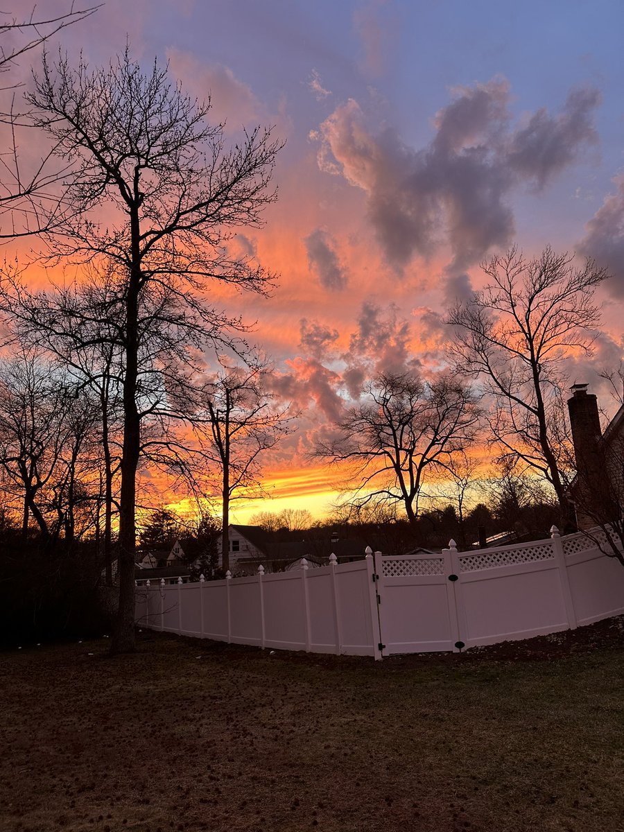 DebbieMaz's tweet image. Please feel free to listen to Don Henley’s “Sunset Grill” right this minute 🌇 #DaylightSavingTime