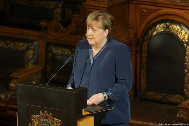 Angela Merkel expresó lo que se viene diciendo desde hace tiempo en Moscú: seguir ciegamente el rumbo de la Casa Blanca causa un daño colosal a los intereses de los ciudadanos europeos y priva a la UE de su capacidad de acción.

Merkel pidió a Europa que entable un diálogo