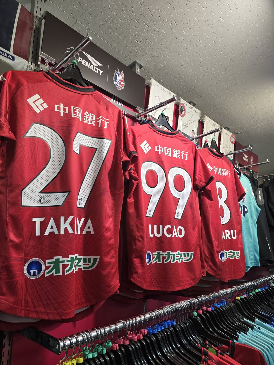 店頭にファジアーノ岡山8番江坂任選手のサイン入りユニフォーム展示中