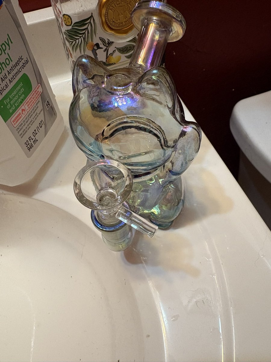 taysyardigan's tweet photo. freshly cleaned bong #whofwme https://t.co/XgJjHSKxNp