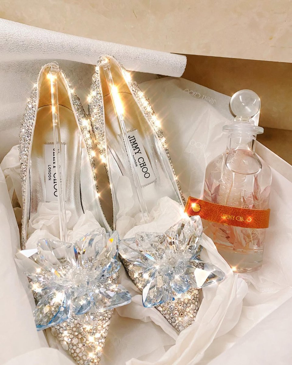 Gillian_Riley87's tweet photo. Confidence starts with the little details.
Good perfume, luxury shades, and heels that shine. ✨🕶️👠 https://t.co/cnEUJyTXnT