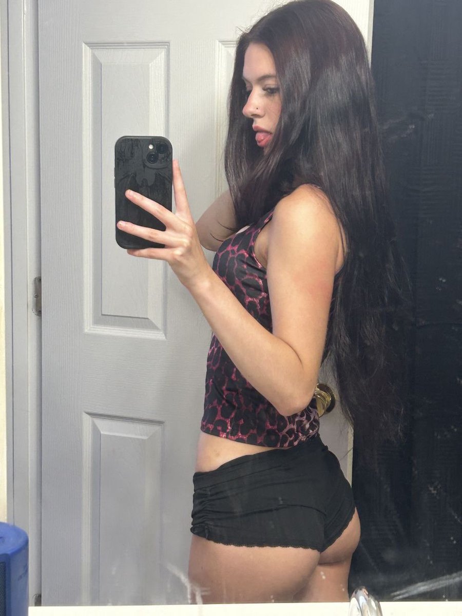 LilyJade tweet media