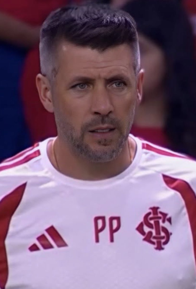 shallinis's tweet photo. Nunca vi um técnico mostrar o tamanho do time assim na camiseta.

inter tamanho PP 🤏🏻 https://t.co/IYv15TkJkx