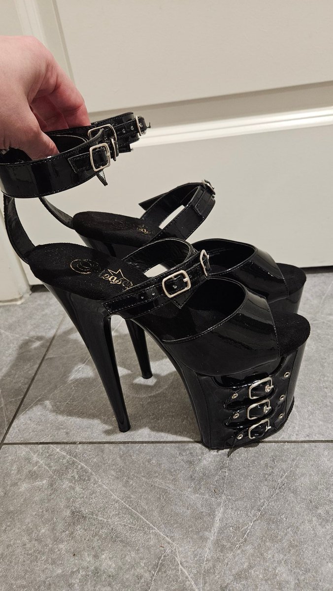 🔞 Bearer of the Purse tweet media