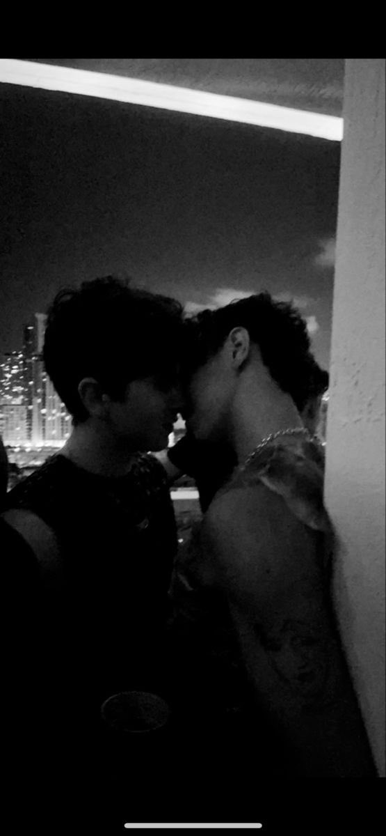 hancaina's tweet photo. Taekook au onde:

Mesmo após 3 anos de término, jungkook nunca superou as fodas com o seu ex.

Ou

Onde taehyung fazia de tudo pra ouvir seu ex pedindo pra fode-lo de novo. https://t.co/upGDGstECr
